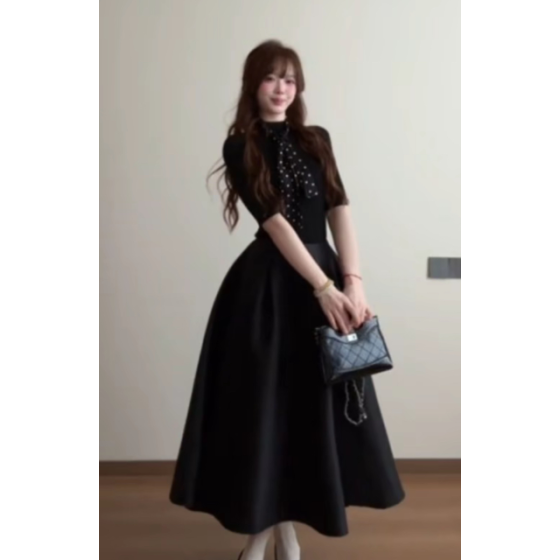 A refined and elegant, elegant and stylish suit