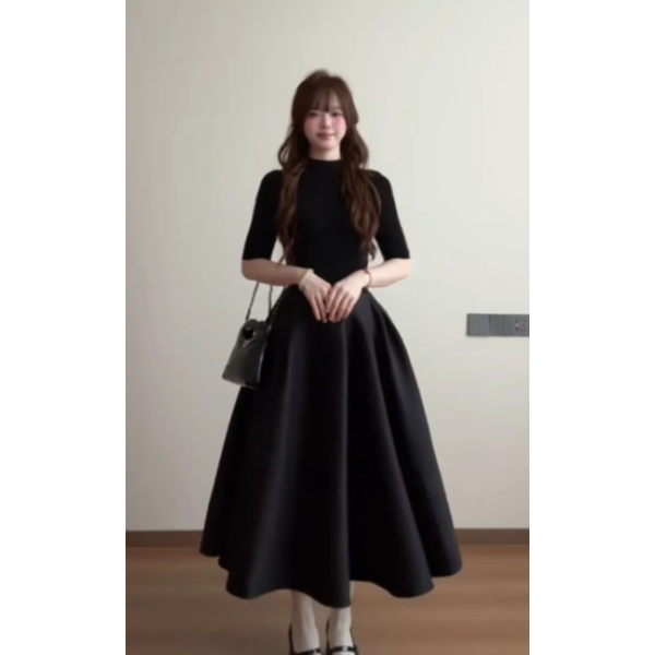 A refined and elegant, elegant and stylish suit